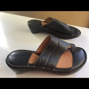 BORN size 7 toe sandals NAVY color